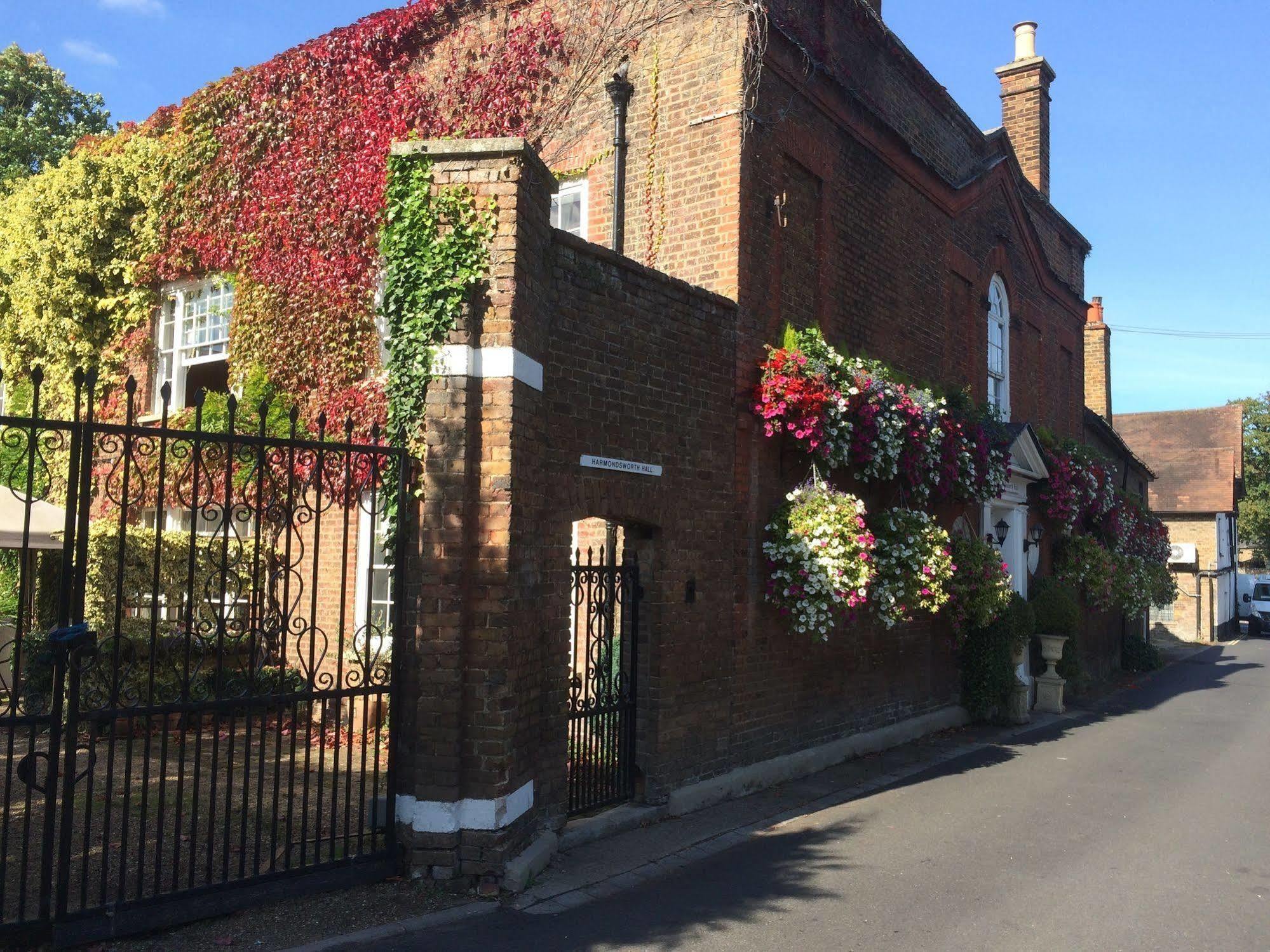 Harmondsworth Hall Guest House West Drayton  Eksteriør billede